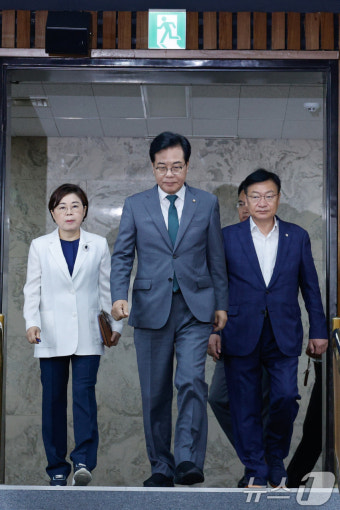 입장하는 송언석 비대위원장