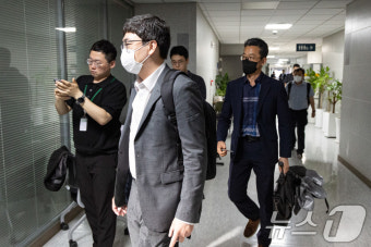 권성동 의원실 향하는 특검 관계자들