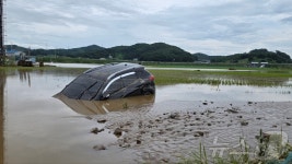 아산 염치읍 곡교리, 폭우로 고불교 일대 침수…차량도 둥둥