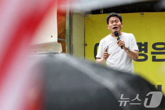 중앙지법 앞에서 尹 석방 촉구하는 전한길
