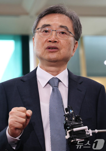 질문에 답하는 조현 외교부 장관