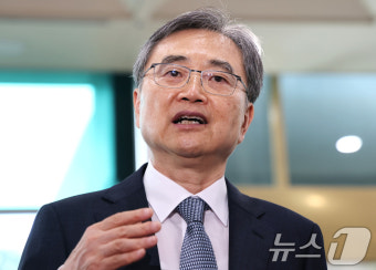 질문에 답하는 조현 외교부 장관