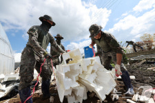 수해입은 딸기농장, 군장병 복구 지원