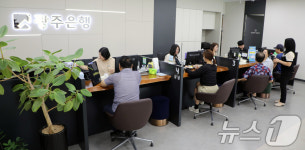 한의원부터 갈 것…소비쿠폰 신청 첫날 북새통에도 웃음꽃