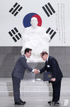 김민석 총리, 이종찬 광복회장에게 민간위원장 위촉장 수여