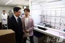바이오벤처 연구시설 둘러보는 배경훈 장관
