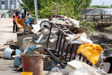 수해피해마을 도로에 쌓인 폐기물