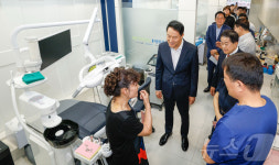 서울역쪽방촌 구강관리센터 찾은 오세훈 시장