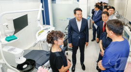 서울역쪽방촌 구강관리센터 찾은 오세훈 시장