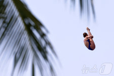 [포토] 폴더폰 되어 하늘로…날아오른 다이빙 선수