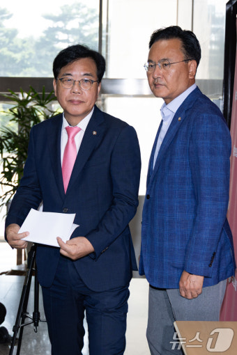 압수수색 비판 후 원내대표실 들어서는 송언석