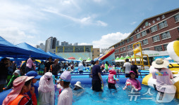 초등학교 운동장에서 즐기는 물놀이