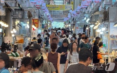 소비쿠폰 덕에 수박 먹어요…발 디딜 틈 없는 계양산전통시장