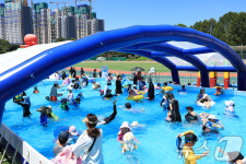 폭염에 물놀이장으로 풍덩