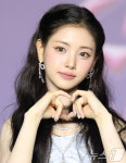 이현, 인형이 따로없네