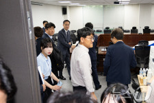 민주당 의원들과 인사하는 이형일 기재부 1차관