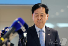 출국하는 구윤철 부총리