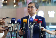 조현 장관, 새 정부 첫 한일외교장관회담 위해 일본행