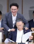 정성호 법무장관과 인사하는 김민석 총리