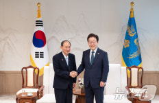 악수 나누는 이재명 대통령·스가 전 일본총리