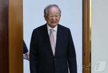 노조법 개정 관련 기자회견 참석하는 손경식 회장