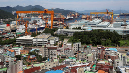 주거 단지 너머로 보이는 한화오션 거제사업장