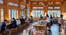 더위 피해 북캉스 왔어요 전주 연화정·학산숲속시집도서관 북적