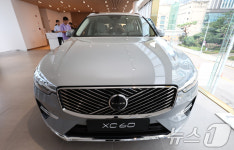 사선 방향 메시 패턴으로 고급스러워진 신형 볼보 XC60