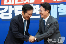 두 손 꼭 잡은 김민석 총리와 정청래 대표