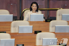 방송법 개정안 무제한토론 듣는 이진숙 위원장