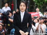 김건희 여사, 각종 의혹 조사 위해 특검 출석