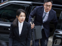 차량에서 내리는 김건희 여사