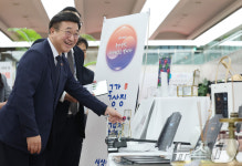 국가상징 디자인 공모전 수상작 살펴보는 윤호중 장관