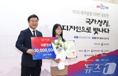 윤호중 장관, 광복 80년 국가상징 디자인 공모전 대통령상 수여