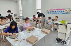 부산서구시니어클럽숨쉬는나무공방숲 | 부산 서구, 여름방학 '오물조물 드림 공방' 도자기 체험 진행