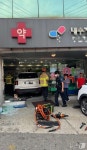 화성서 60대 몰던 SUV 약국 돌진…60대 부부 약사 심정지 등 중상(종합)