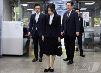 구속 전 피의자 심문 출석하며 인사하는 김건희 여사