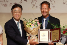 특별귀화증서 받는 독립유공자 후손