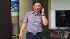 통화하며 집무실 들어서는 최교진 교육감