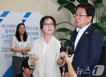 취재진 질문에 답하는 최교진 교육부 장관 후보자