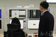 엑스레이 선별 작업 살펴보는 이명구 관세청장