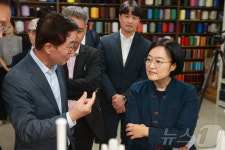 생산시설 둘러보는 한성숙 장관