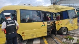 충주서 요양원 셔틀버스가 전신주 들이받아…7명 중경상