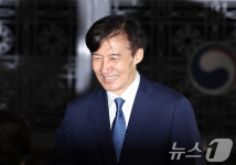 8개월 수감 마치고 밝게 웃는 조국