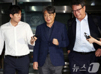 '주식 차명거래 의혹' 경찰 조사 마친 이춘석
