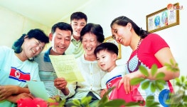 북한, 초소에서 보낸 편지 읽는 모란봉구역 가정 조명