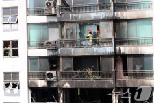 화재 발생한 창전동 아파트…유리창 철거하는 소방대원