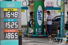 휘발유·경유값 한 달 만에 동반 하락