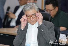 안경 고쳐쓰는  성김 현대자동차·기아 사장