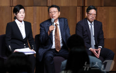 발언하는 이성훈 한국화랑협회 회장